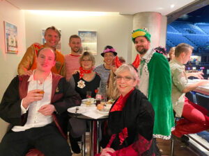 Physiotherapeuten des Therapiezentrum Wagner in Karnevalskleidung bei einer Veranstaltung in der Lanxess Arena in Köln