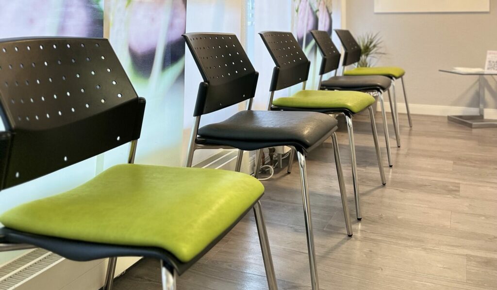 Wartezimmer mit Stühlen im Therapiezentrum Bergheim