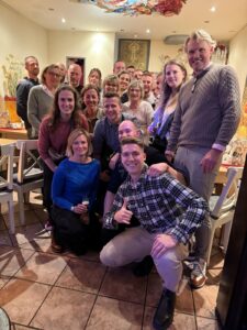 Gesamtes Team des Therapiezentrum Wagner auf der Weihnachtsfeier in einem Theater in Köln